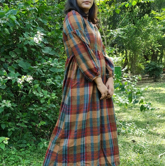 Long dress in plaid. - Picture 2 of 4
